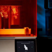 Wideo: Formlabs prezentuje nową drukarkę Form 4 – niezwykle szybką drukarkę 3D