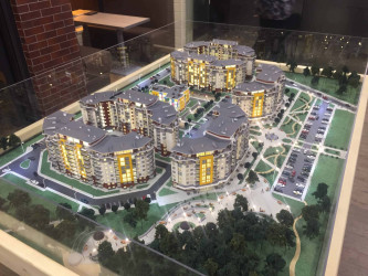 Realistyczna makieta architektoniczna kompleksu mieszkaniowego — ręczne dopracowanie szczegółów