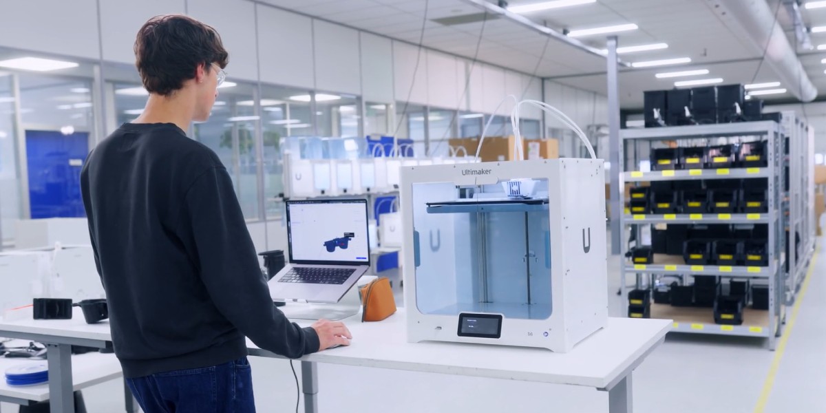 Nowoczesna drukarka 3D UltiMaker S6 w profesjonalnym studio