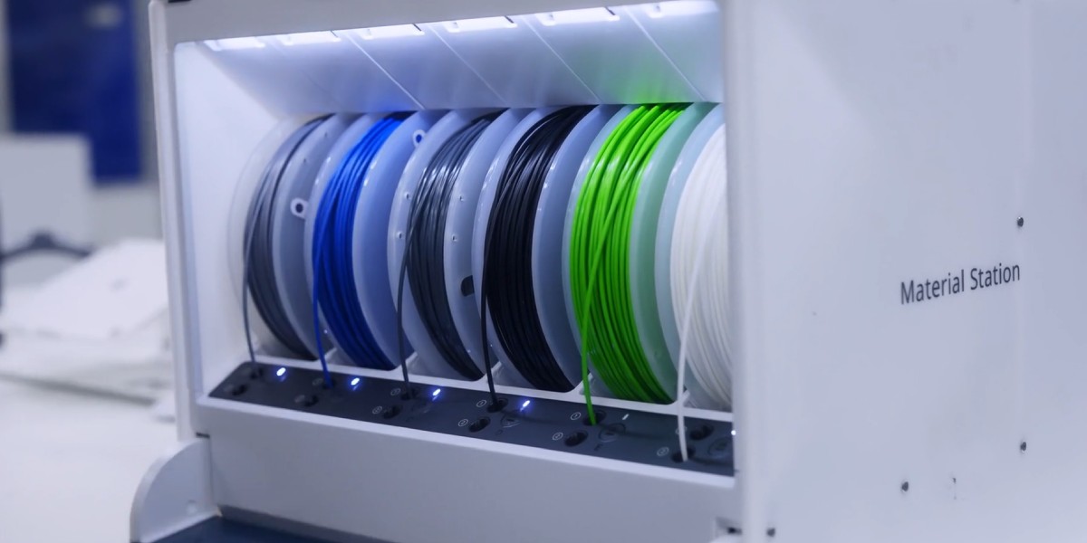 Inteligentna stacja materiałowa UltiMaker Material Station