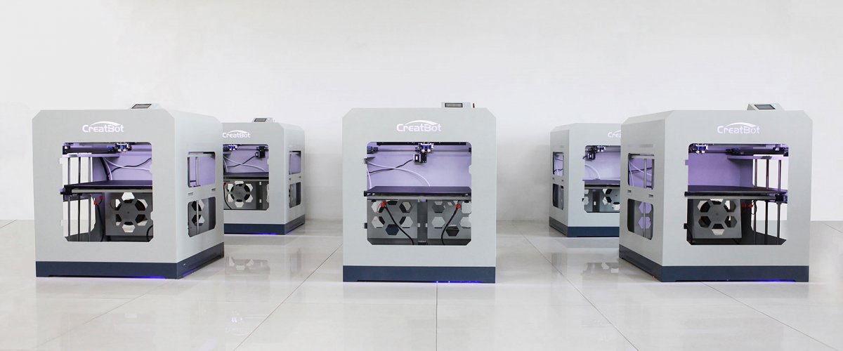 Farma drukarek 3D CreatBot D600 pracująca nad seryjną produkcją dużych modeli